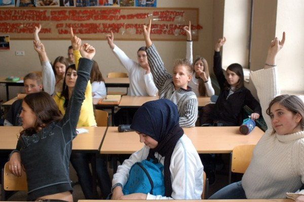 بعد النمسا.. ألمانيا تفكر بحظر الحجاب في المدارس الابتدائية