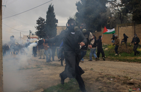 الاحتلال يقمع مسيرة نعلين ويتسبب باحتراق اشجار زيتون