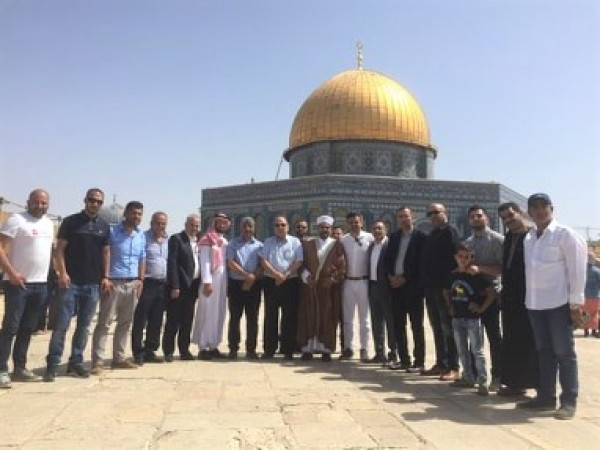 محافظ القدس وشخصيات مقدسية يلتقون وفدا برلمانيا هولنديا في المسجد الاقصى