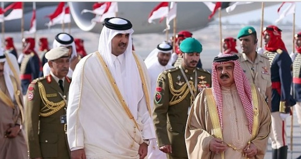 بعد اتصاله بأمير قطر... هجمة واسعة على رئيس وزراء البحرين وحسابات تُدافع عنه