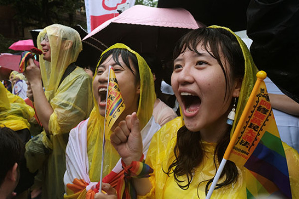صور: برلمان تايوان يُقر زواج المثليين.. واحتفالات فى الشوارع بالقرار