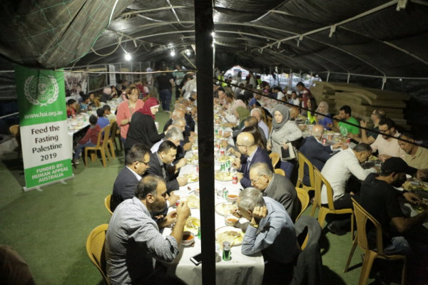 مأدبة إفطار رمضانية في الخان الأحمر بدعم من هيئة الأعمال الخيرية