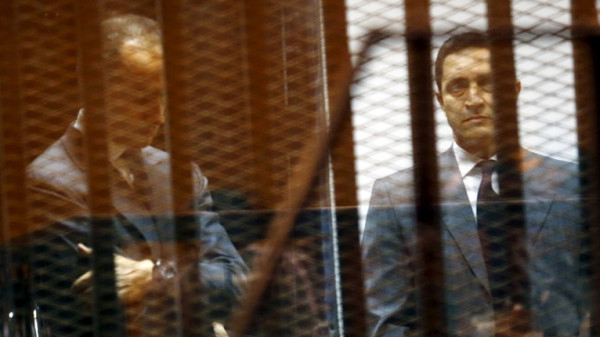 وقف محاكمة علاء وجمال مبارك في قضية "التلاعب بالبورصة"
