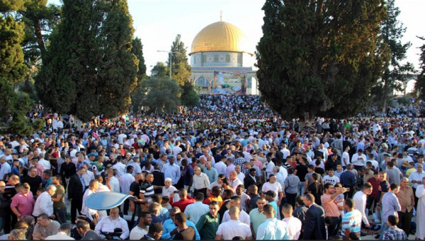 وسط إجراءات إسرائيلية مشددة.. الآلاف يتوافدون للصلاة بالمسجد الأقصى
