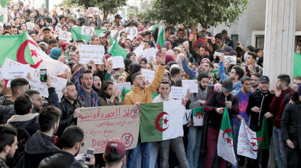 استمرار التظاهرات في الجزائر وسط مُطالبات بتأجيل الانتخابات