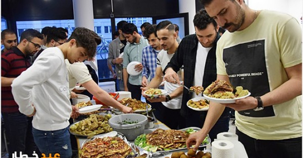مائدة إفطار رمضانية للطلبة الفلسطينيين بمركز "دارنا" في برلين