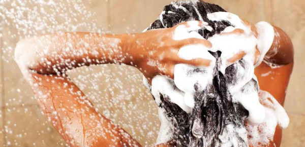 5 أخطاء شائعة أثناء الاستحمام تدمر بشرتك وشعرك