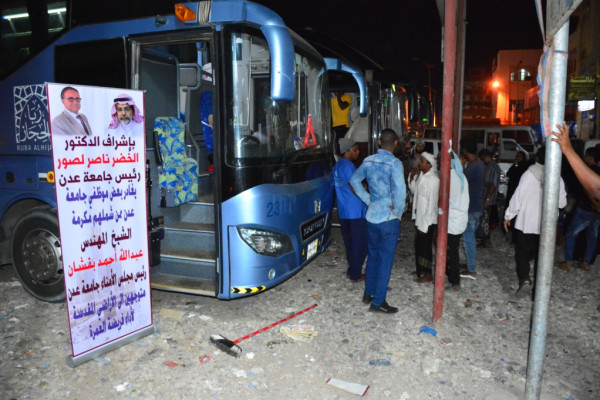 رئيس جامعة عدن يودع موظفيه الأشد فقراً المتجهين لبيت الله الحرام