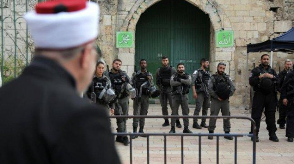 آلاف الفلسطينيين يزحفون للأقصى والاحتلال يحول القدس لثكنة عسكرية
