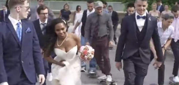 عروس تتعرض لموقف محرج عندما أرادت التزلج في حفل زفافها