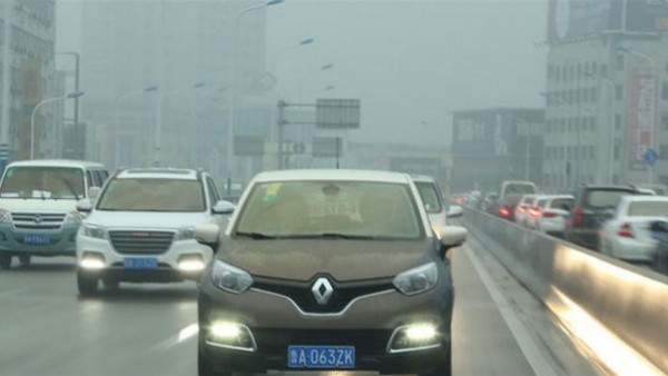 تغريم سائق صيني بسبب حك وجهه أثناء القيادة