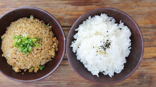 ما هو الفرق بين الأرز الأبيض والأرز البني؟