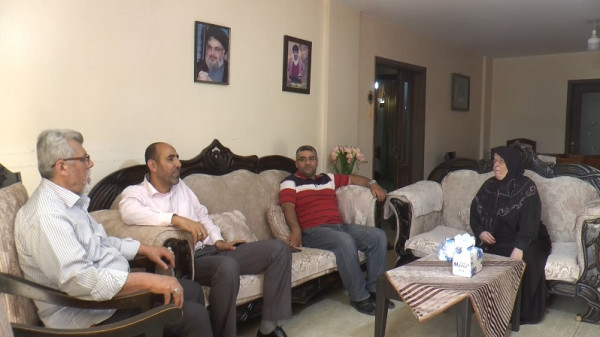 وفد من الجمعية اللبنانية للأسرى والمحررين يزور عائلة أسيرين بسجون الاحتلال