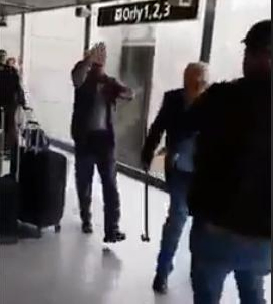 شاهد: وزير جزائري سابق ينهال على مواطن بالعصا بمطار فرنسي