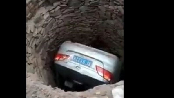 أغرب حادثة.. سيارة تقع في بئر بطريقة عجيبة