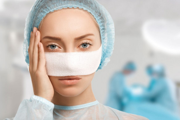 عمليات تجميل فاشلة حرمت ممثلة سوريّة شهيرة الإبتسامة