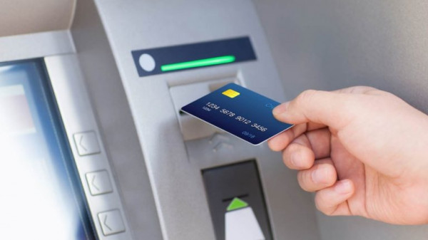 شاهد: صراف آلي ATM يطرح النقود من تلقاء نفسه