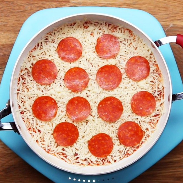 طريقة تحضير بيتزا البيبروني بدون عجين