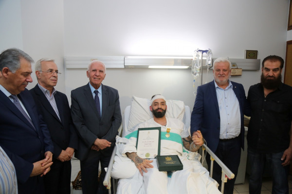 الأحمد يُقلّد صابر مراد ميدالية الشجاعة من وسام الرئيس ياسر عرفات