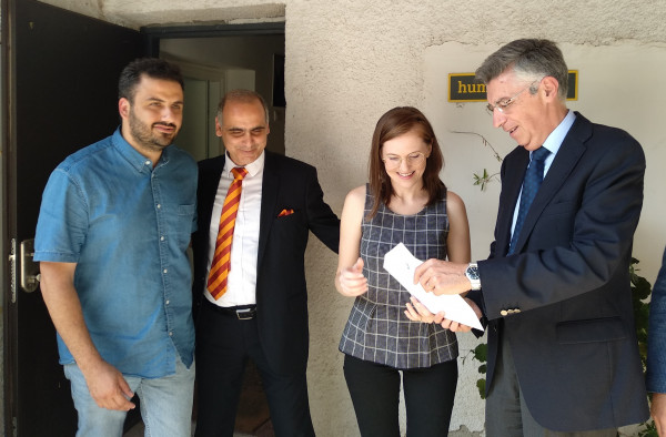 سفير اسبانيا يسلم رسالة من ملك اسبانيا لماريا جمال في حيفا