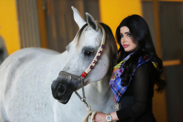 نجلاء الكندري تتألق في جلسة تصوير بتوقيع خبيرة التجميل الكويتية أنوار النصار