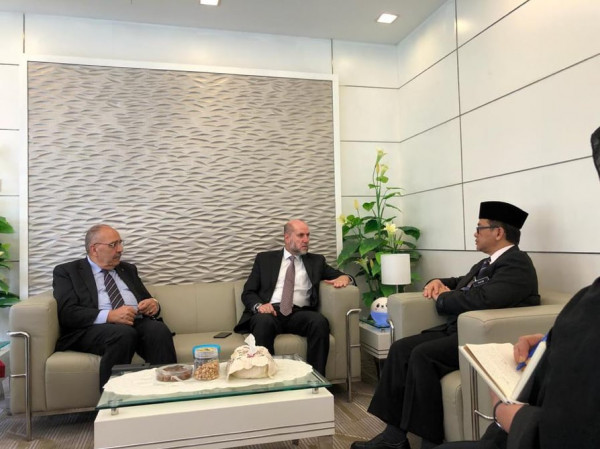 الهباش يبحث التعاون في الشؤون الدينية والقضاء الشرعي مع مسؤولين ماليزيين