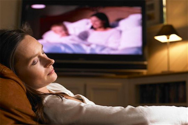للنساء.. النوم أثناء مشاهدة التلفاز يهدد رشاقتك بهذا الخطر