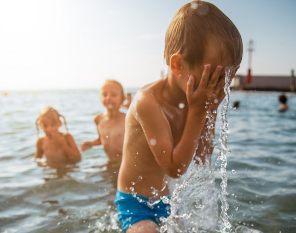 فوائد وأضرار السباحة لدى الأطفال