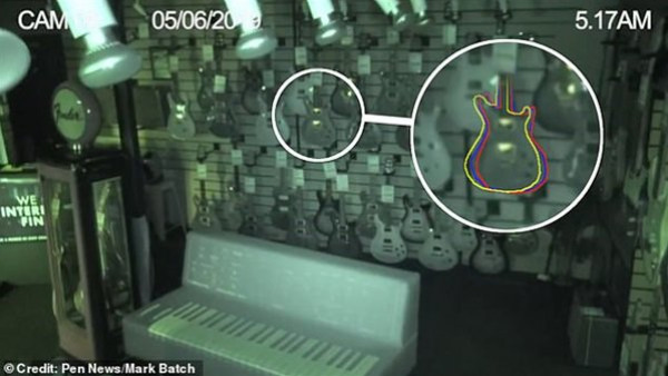 شبح الموسيقى يظهر داخل متجر الآلات موسيقية ويعبث بها