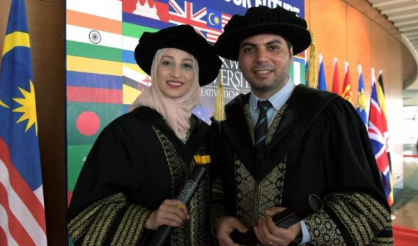 زوجان من غزة يحصلان على الدكتوراه وجائزه التميز من جامعة ماليزية