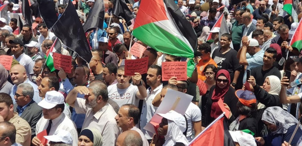 إصابة عضو في ثوري فتح والفلسطينيون يرفعون رايات سوداء ضد مؤتمر البحرين