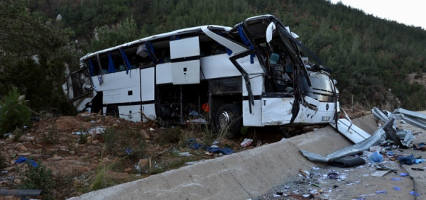 تركيا.. مصرع 10 مهاجرين وإصابة العشرات في حادث مروع