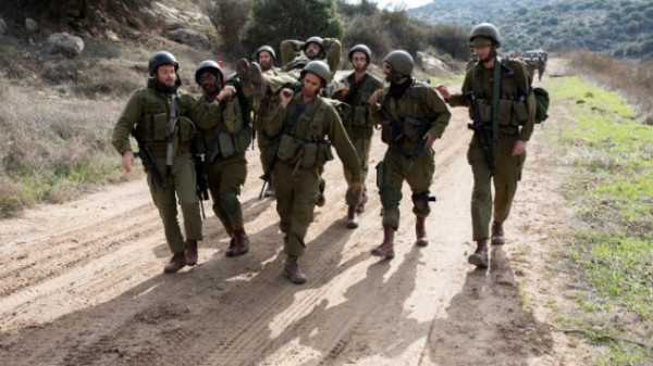 إصابة أربعة جنود بينهم ضابطان جراء انفجار داخل قاعدة جنوب إسرائيل