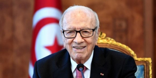 نقل الرئيس التونسي للمستشفى.. والناطقة باسم الرئاسة: حالته مستقرة
