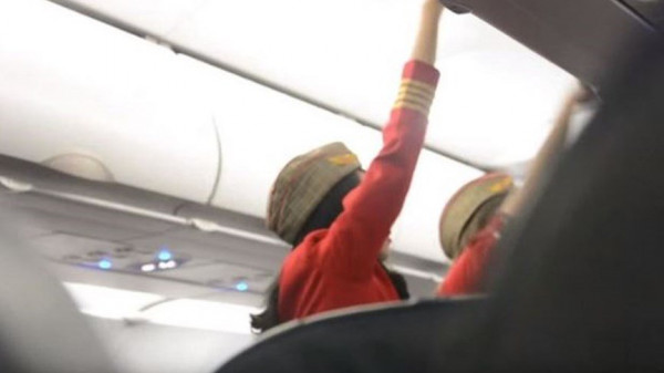 فيديو.. ركاب يعتدون بالضرب على مضيفة طيران.. والسبب؟