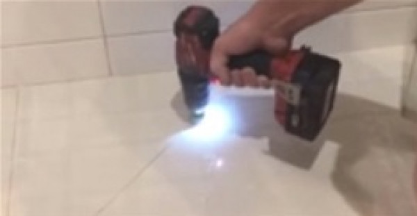 حيلة ذكية لتنظيف أرضية الحمام بدون عناء