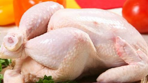 احذري قبل الطبخ.. أعراض تظهر على الدجاج تؤكد إصابته بالسرطان