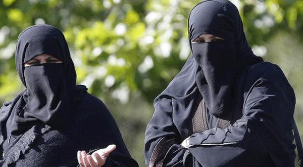 الحكومة التونسية تعلن حظر ارتداء النقاب في المؤسسات الرسمية