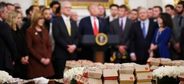 ماذا تأكل لو كنت مدعواً على العشاء في البيت الأبيض؟ شاهد قائمة الطعام العجيبة