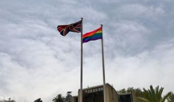 بريطانيا ترفع علم المثليين بجوار علمها داخل سفارتها بدولة عربية