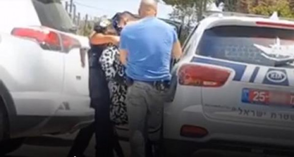 شاهد.. مواطنة عربية من اللد: الشرطة الإسرائيلية جروني بالشارع وكسروا يدي