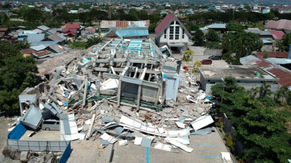 تحذيرات من "تسونامي".. زلزال بقوة 7.1 درجة يضرب شرق أندونيسيا