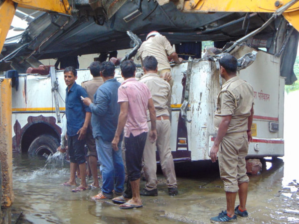 مصرع 29 شخصاً فى سقوط حافلة ركاب بالهند
