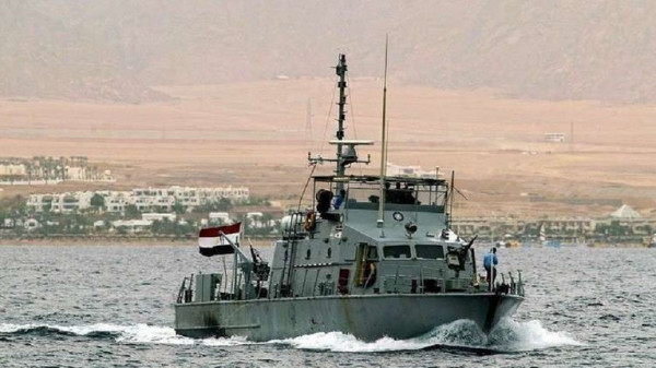 البحرية المصرية تنقذ قاربا سياحيا من الغرق في البحر الأحمر