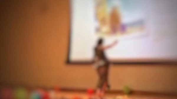 معلمة ترقص ببدلة رقص في مدرسة بالإمارات