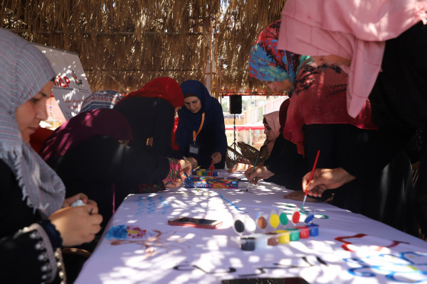 جدارية بأنامل النساء الناجيات من العنف تعبر عن احلامهم بحياة كريمة خالية من العنف