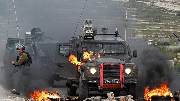 شاهد: لحظة اندلاع النيران في جيب عسكري اسرائيلي شرق القطاع