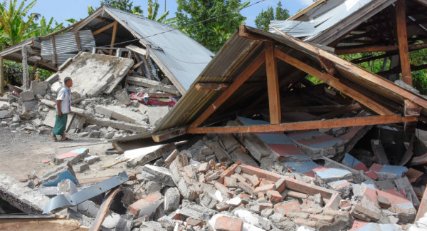 مصرع امرأة جراء زلزال بقوة 7.3 درجات ضرب شرقي إندونيسيا