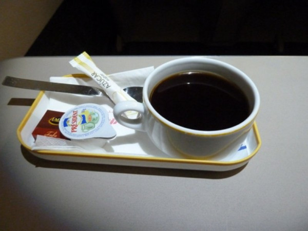 لماذا لا يشرب طاقم الطائرة الشاي والقهوة؟