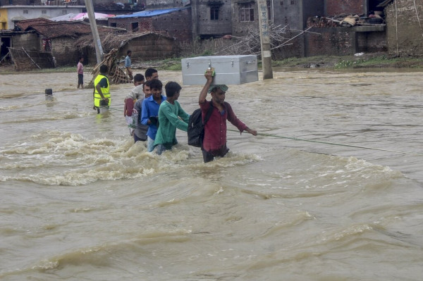 الأمطار الموسمية تودي بحياة 130 شخصا في دول جنوب آسيا